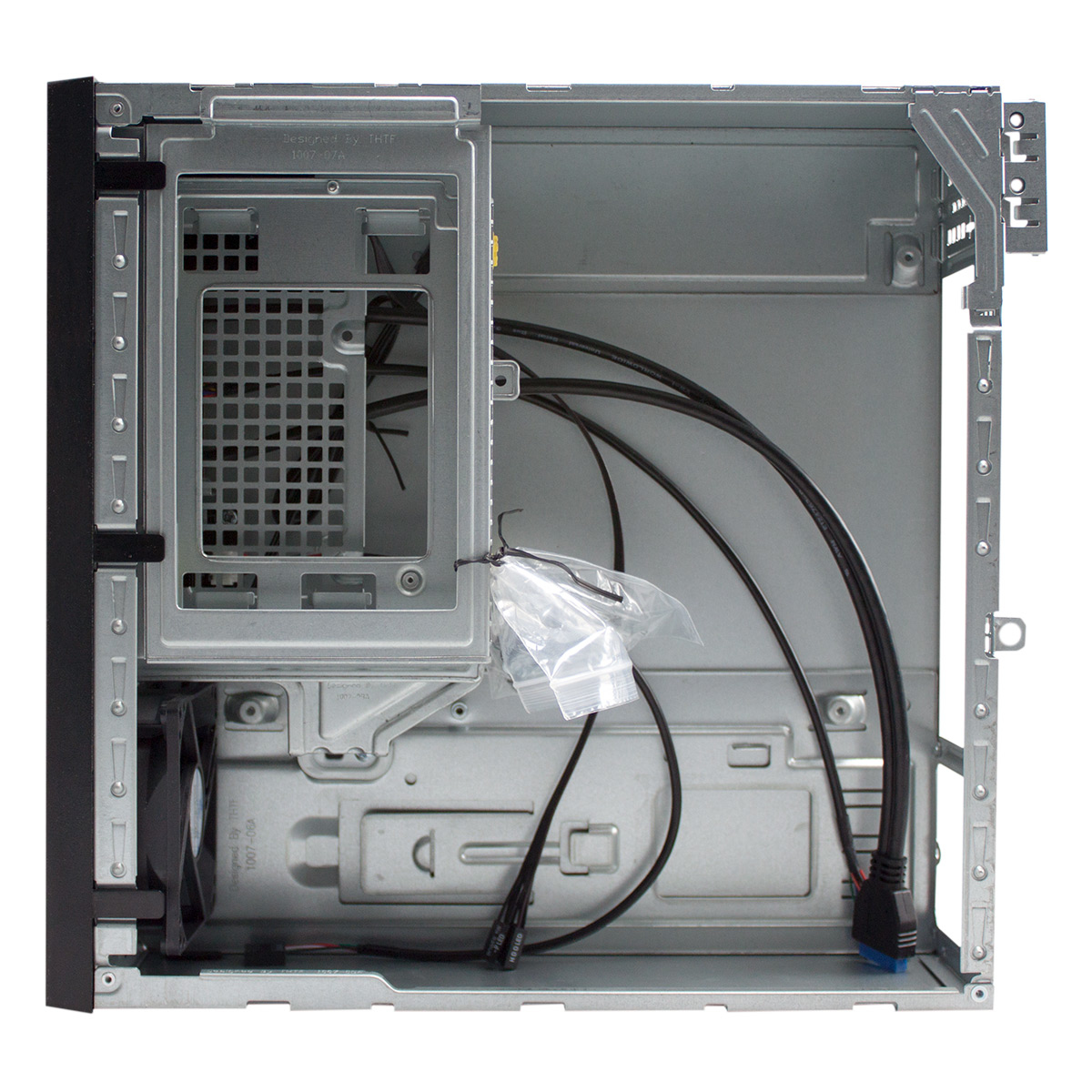 Obudowa komputera z czarnym przodem, portami i przyciskami, na białym tle.