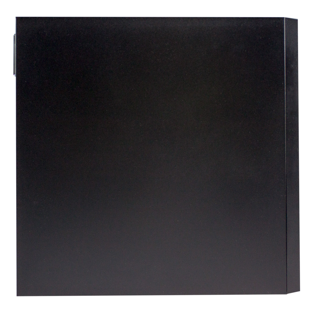 Solidny czarny panel boczny obudowy komputera, widok z boku. Tło jest białe.