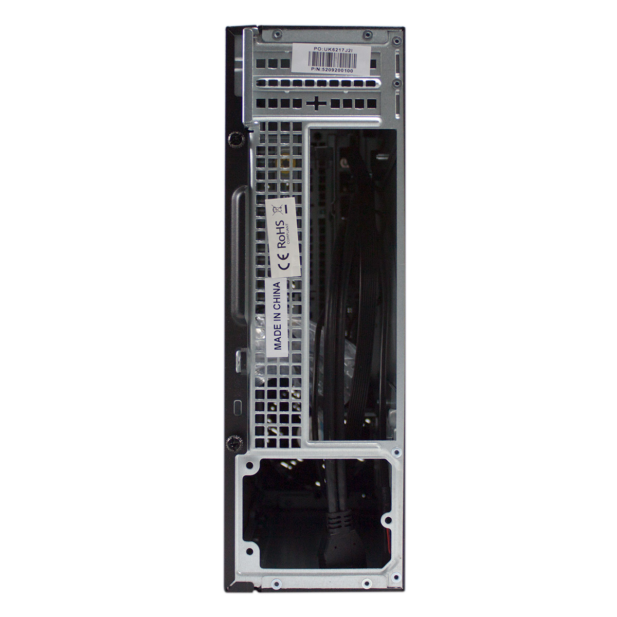 Tył czarnej obudowy komputera, pokazujący elementy wewnętrzne i etykiety. Tło jest białe.