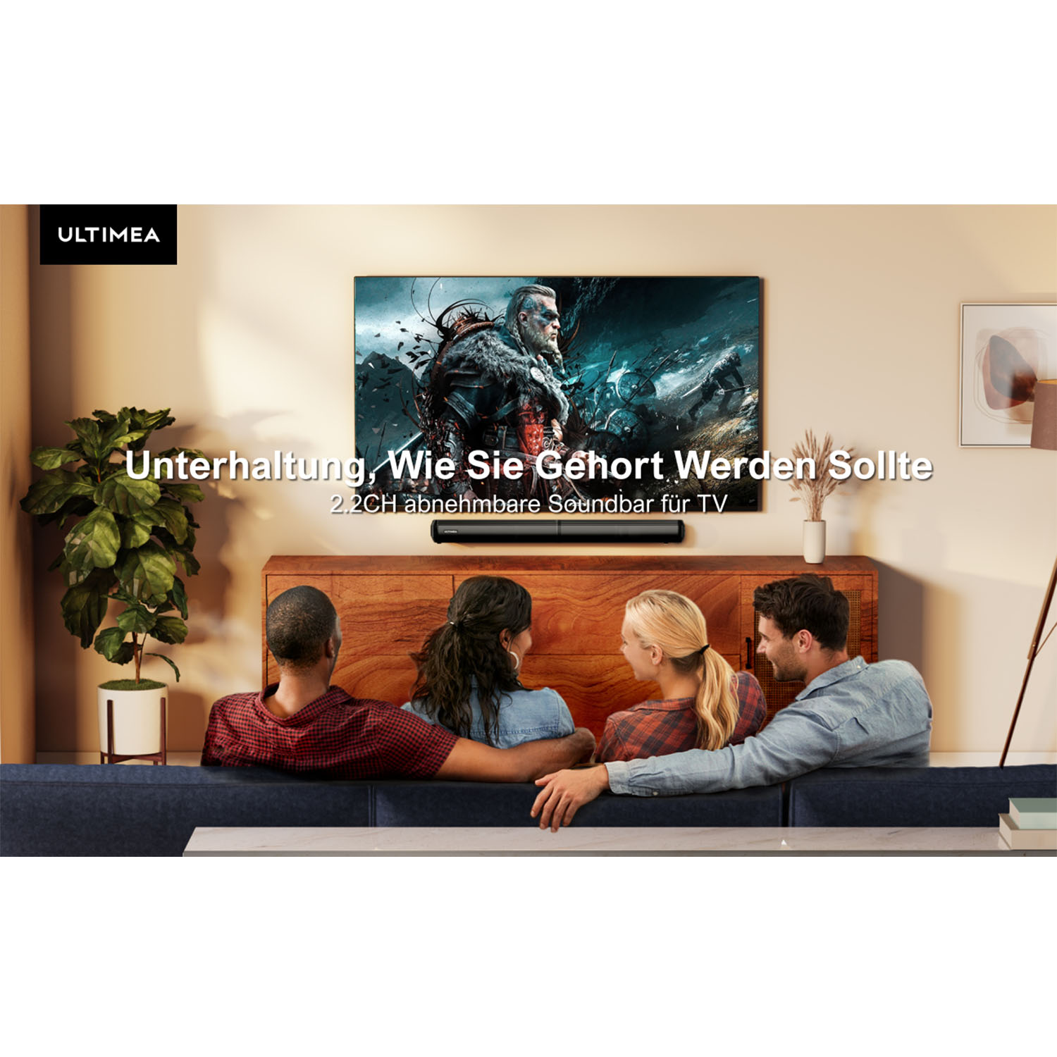 Menschen, die fernsehen, mit einer Soundbar, die eine Szene aus einem Film zeigt.