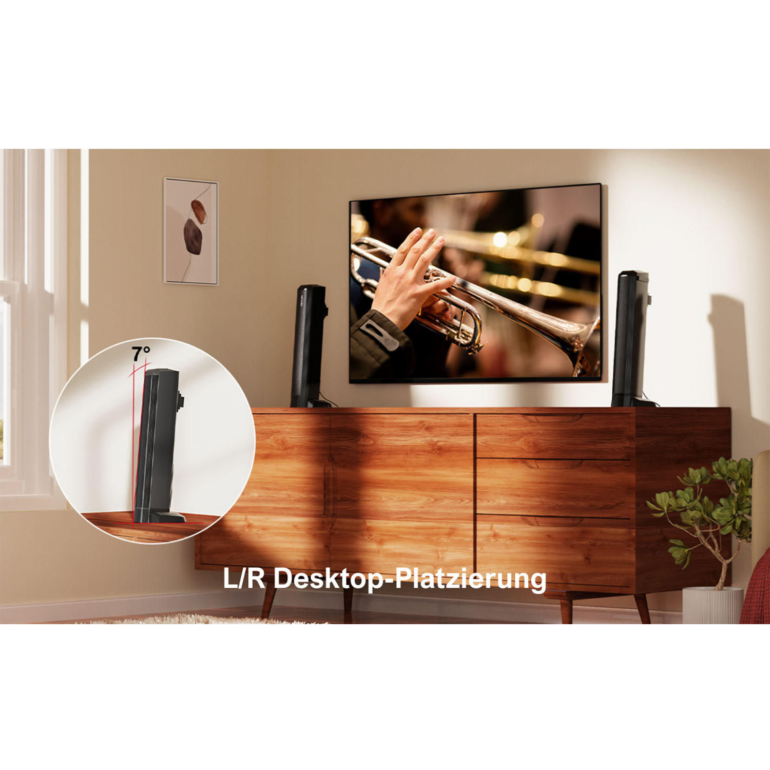 Fernseher auf Holzschrank mit Lautsprechern im 7-Grad-Winkel, der einen Trompeter zeigt.