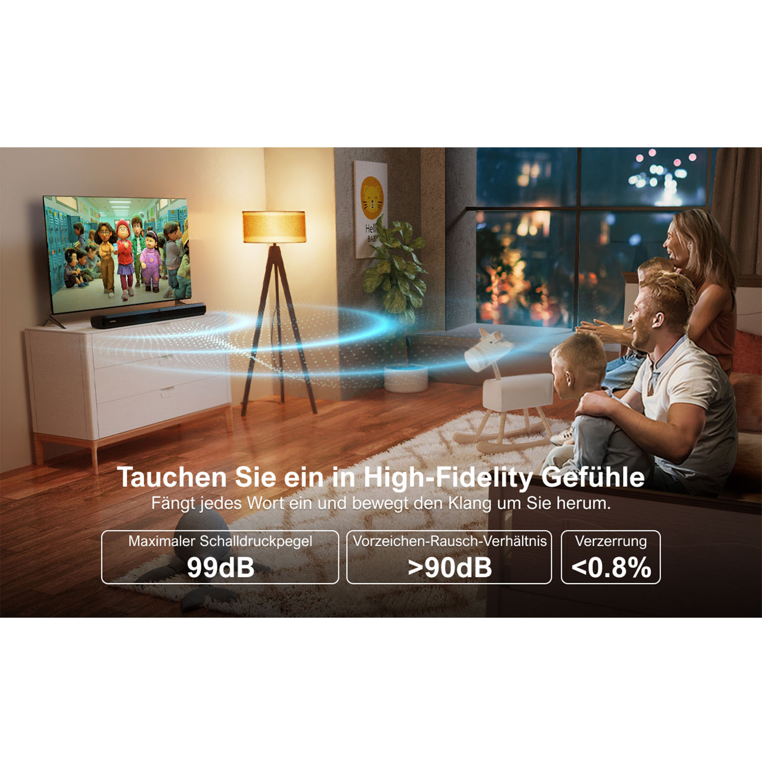 Familie, die fernsieht, mit einer Soundbar, die Audiospezifikationen zeigt: 99 dB, <gt/>90 dB, <lt/>0,8 %.