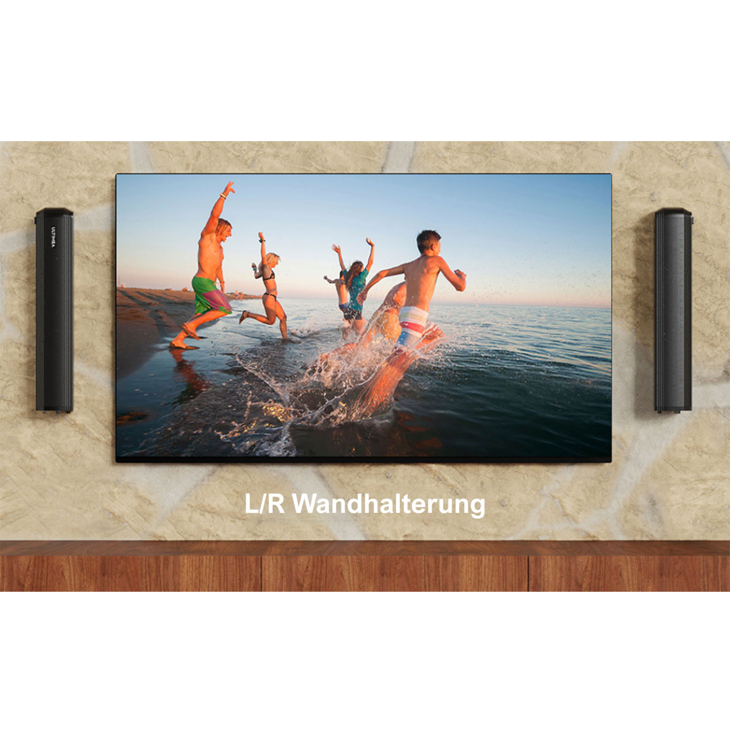 Menschen springen ins Wasser, mit Lautsprechern an den Seiten eines Fernsehers an einer Steinmauer.