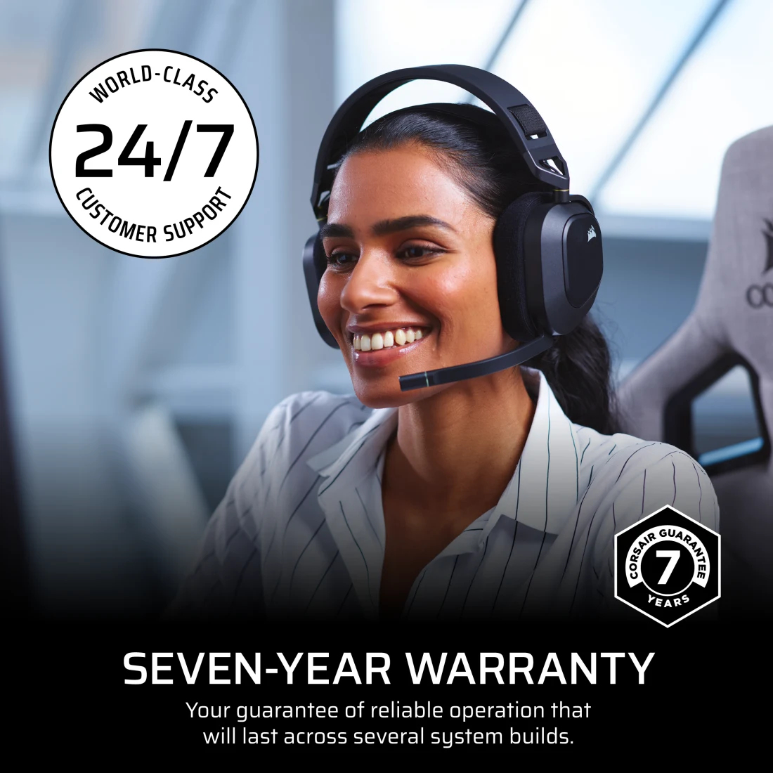 Femme portant un casque souriante. Un micro-casque avec un micro-perche. Cercle blanc avec support client 24/7.