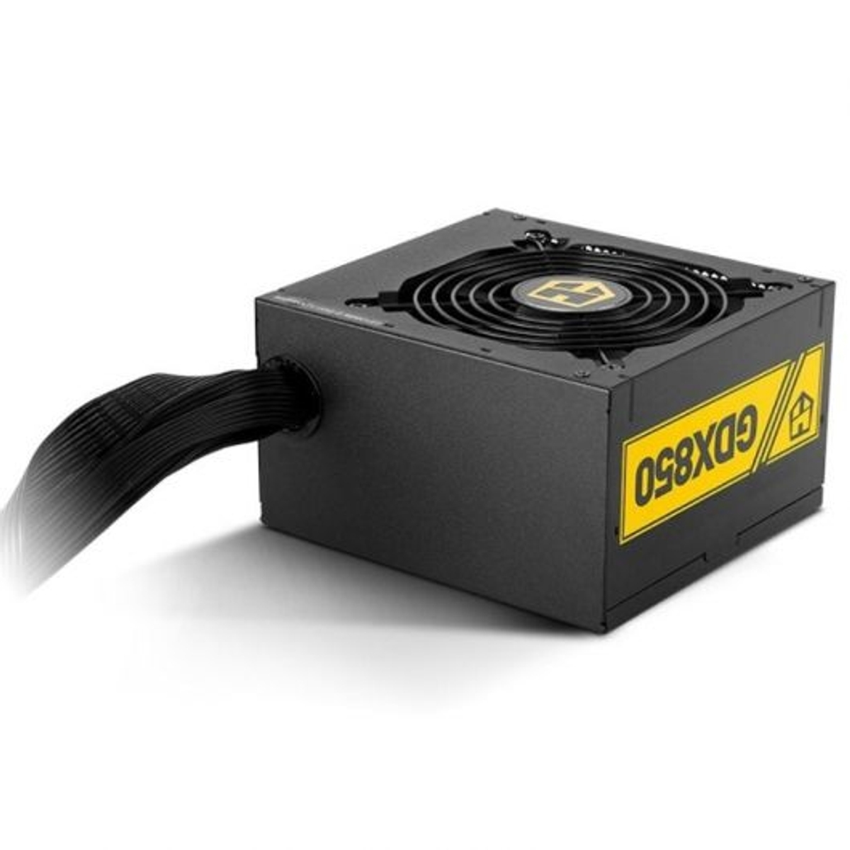 Alimentatore nero con cavi che si estendono. L'unità ha un'etichetta giallo/nera.