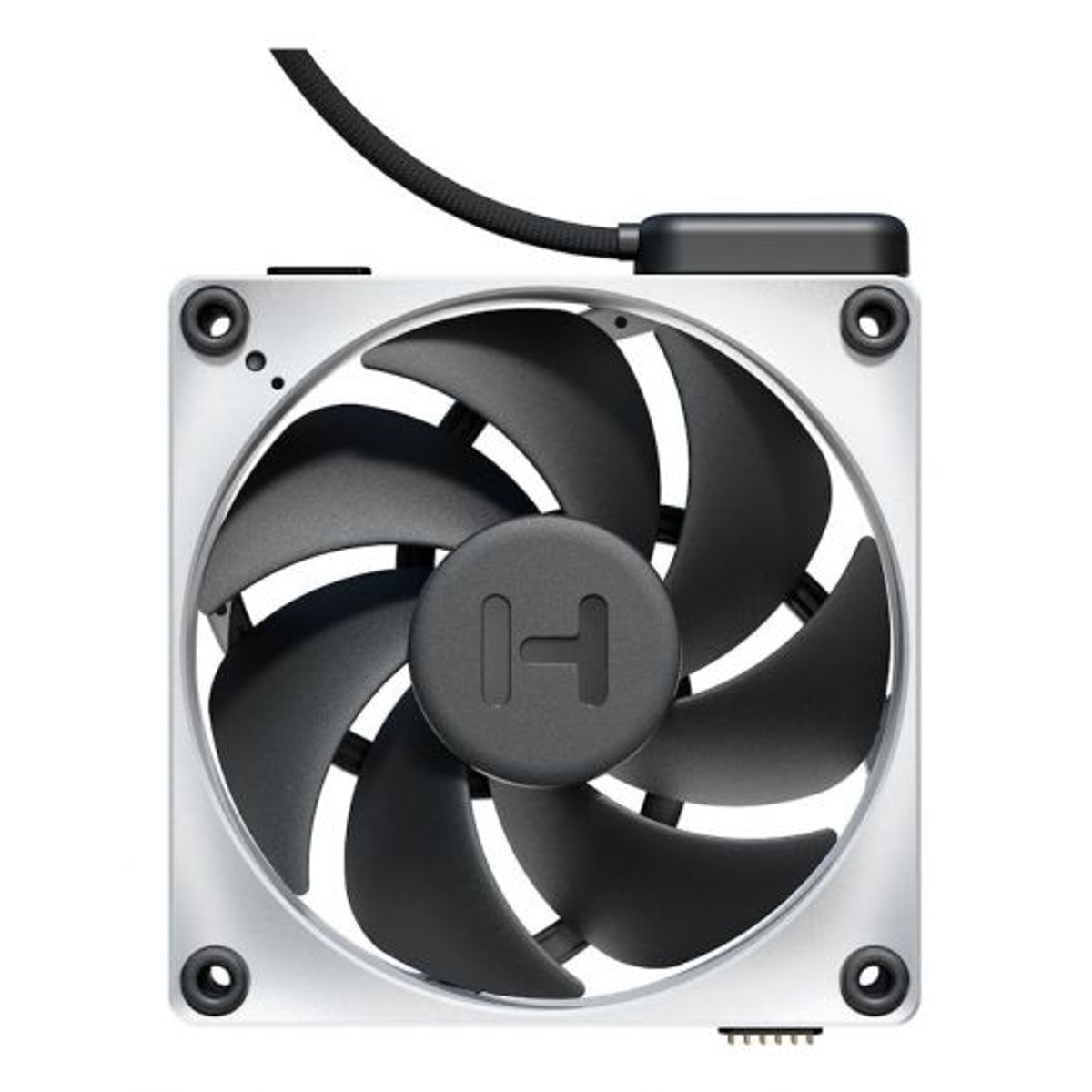Silberner PC-Lüfter mit schwarzen Flügeln und Mitte. Schwarzes Kabel ist oben verbunden.