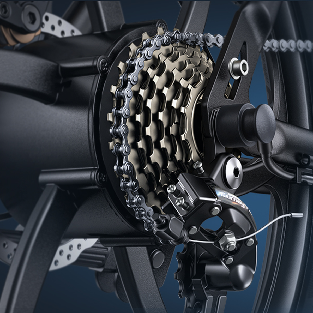 Zbliżenie systemu biegów roweru z zębatkami, łańcuchem i przerzutką, wszystko czarne, na ciemnoniebieskim tle.