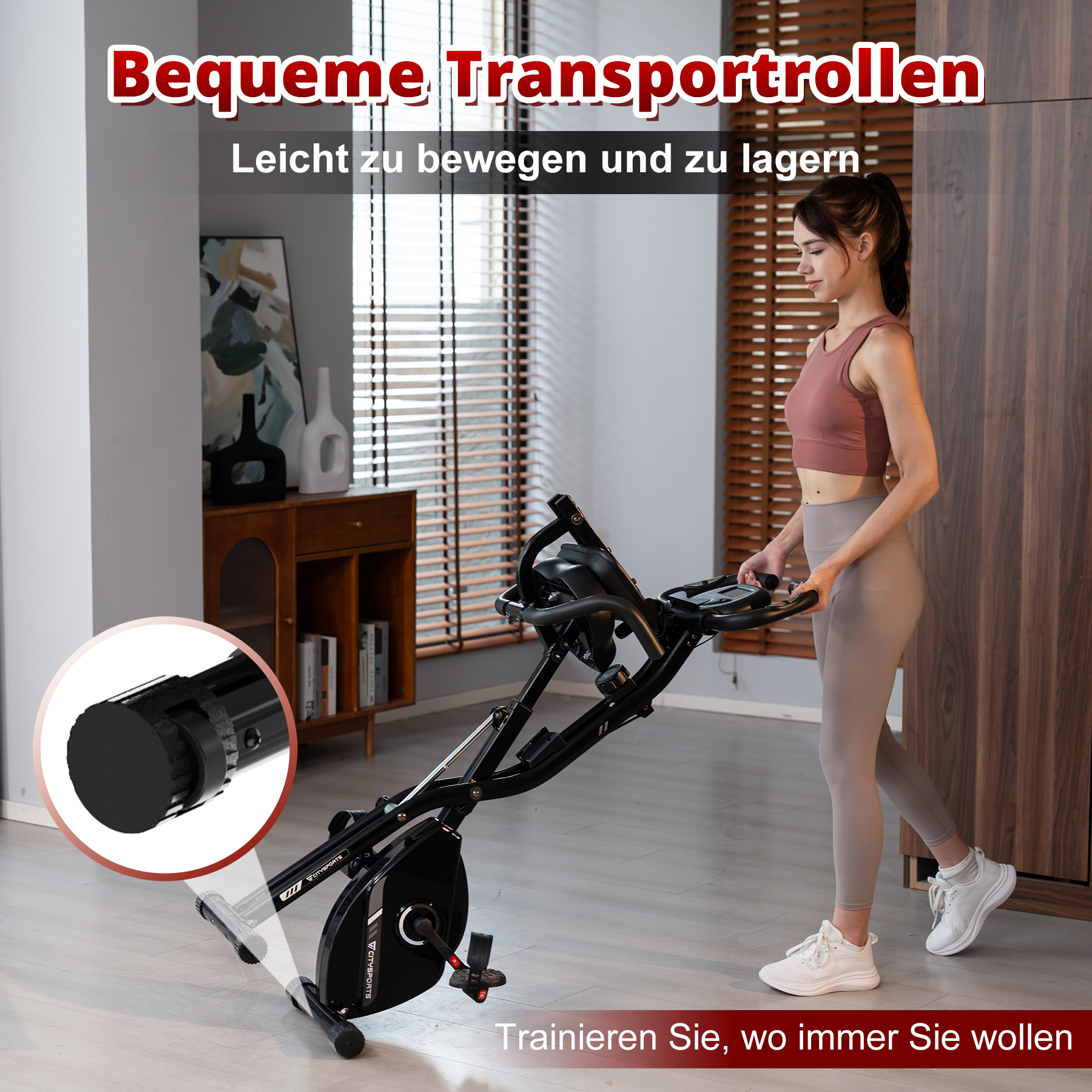 Frau in Sportkleidung benutzt ein schwarzes Trainingsfahrrad. Der Raum hat einen Holzschrank und einen Spiegel. Das Fahrrad ist faltbar.