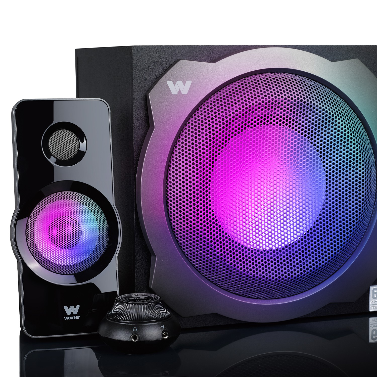 Una configuración de altavoces con un subwoofer, un altavoz satélite y una unidad de control, todo negro con iluminación colorida.