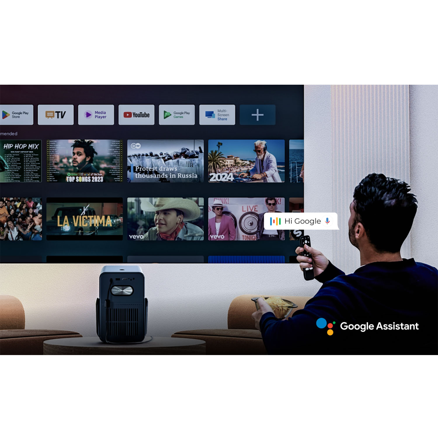 Mann benutzt Fernbedienung; TV zeigt Medieninhalte.