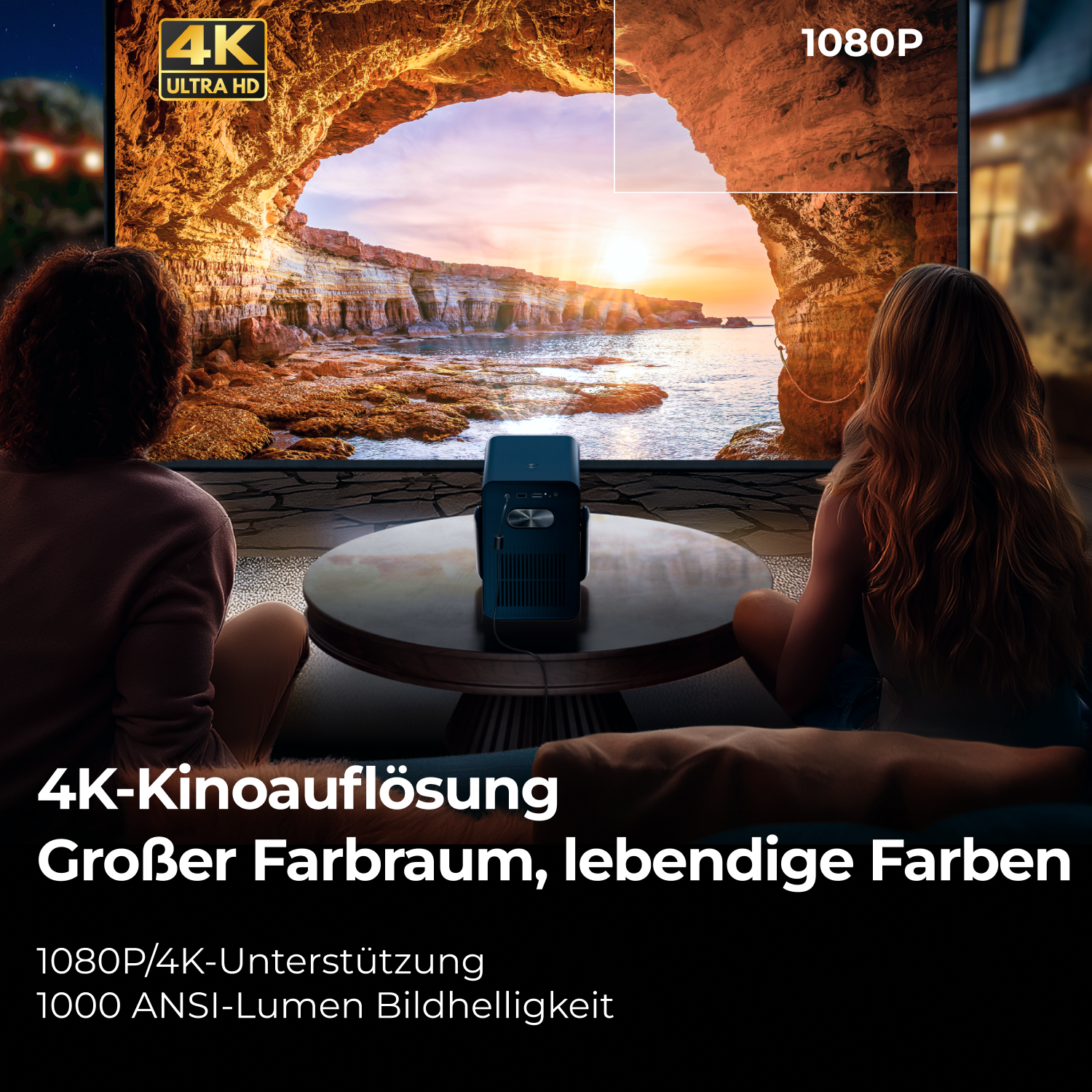 Zwei Personen sehen einen Film auf einer Leinwand, projiziert von einem Projektor.