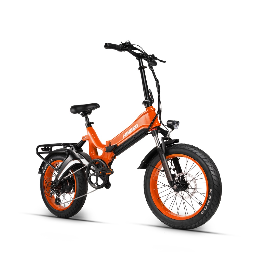 Orangefarbenes Klapp-E-Bike mit schwarzen Reifen, Gepäckträger und Scheinwerfer.