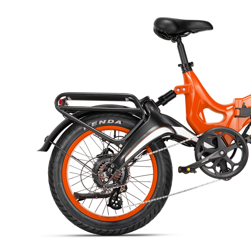 Nahaufnahme des Hinterrads eines orangefarbenen E-Bikes, Reifen und Scheibenbremse.