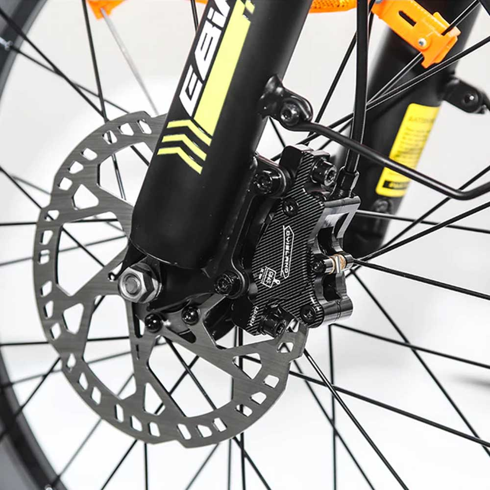 Primo piano del sistema frenante a disco e della forcella anteriore di un'e-bike.