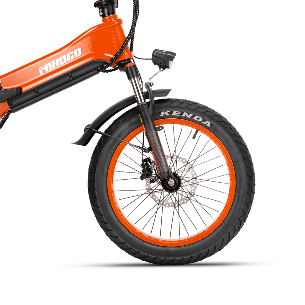 Nahaufnahme des Vorderrads eines orangefarbenen E-Bikes, Reifen, Scheibenbremse und Gabel.