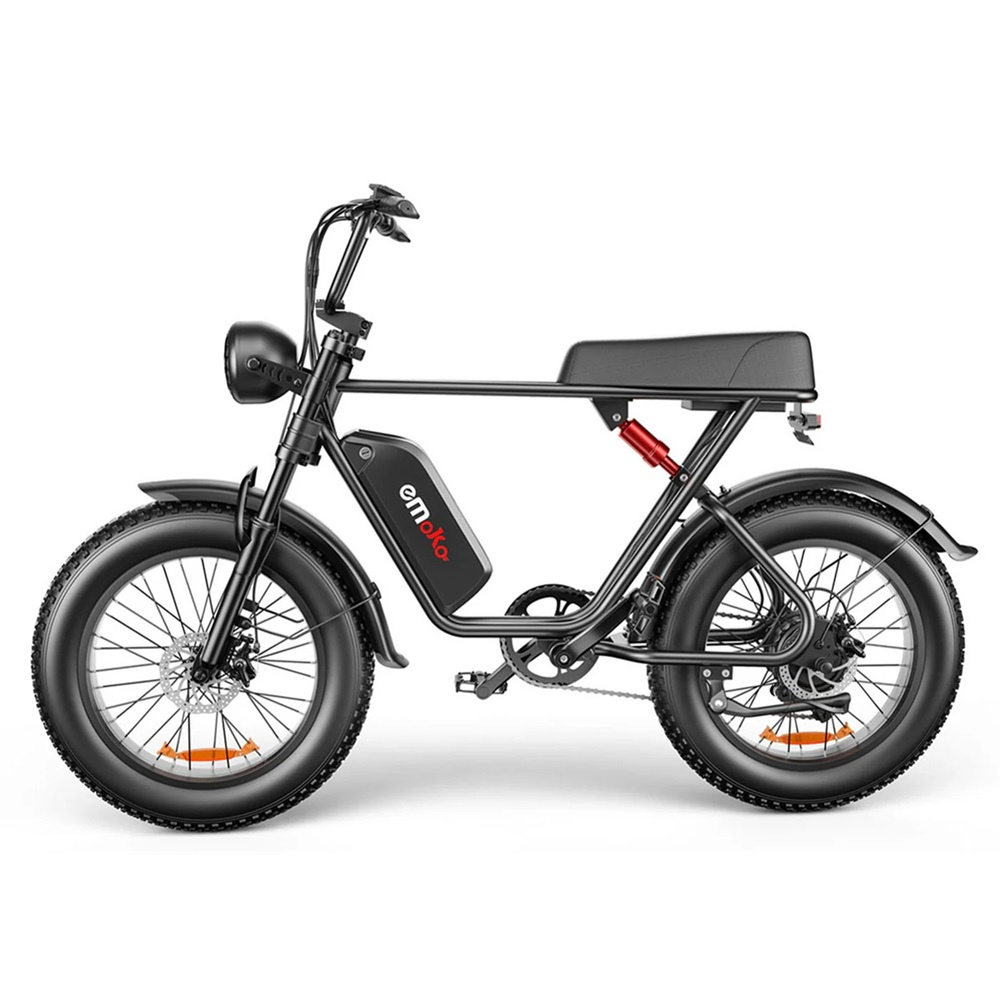 Bicicleta eléctrica negra sobre blanco. Con neumáticos grandes, luz delantera, batería y cuadro negro.