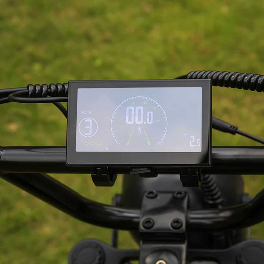 Primer plano de la pantalla digital en el manillar de la bicicleta. Muestra velocidad, modo y otra información.