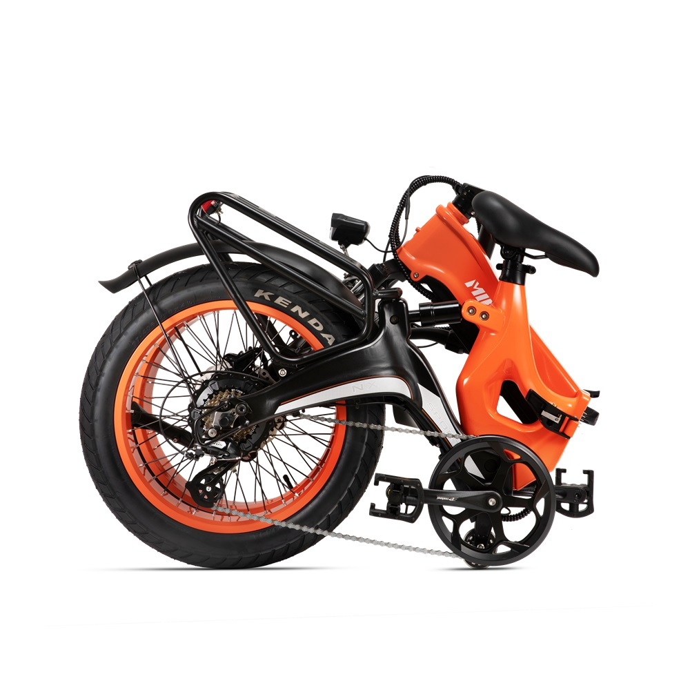 Gefaltetes orangefarbenes Elektrofahrrad auf Weiß. Schwarze und orangefarbene Details. Markenname 'Mihogo'.