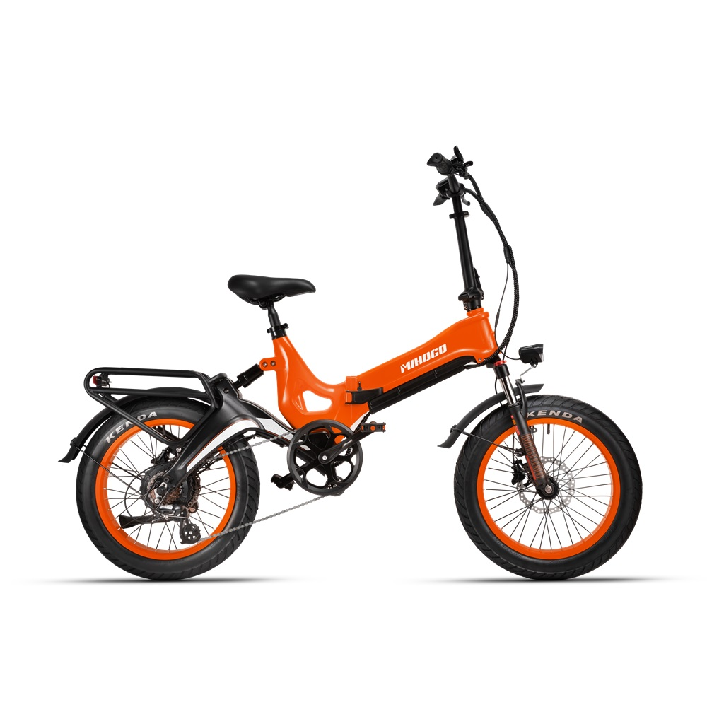 Oranges Elektrofahrrad isoliert auf weißem Hintergrund. Schwarze Reifen und Komponenten. MIHOGO Markenname.