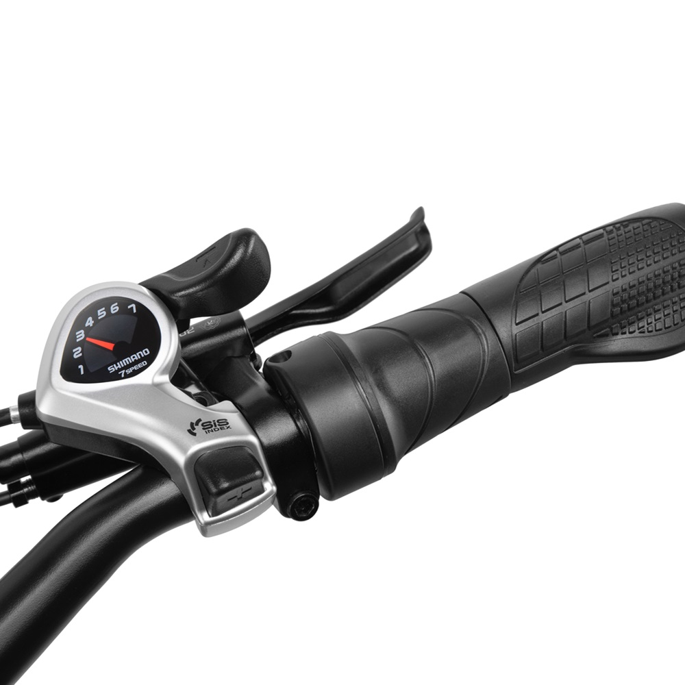 Nahaufnahme des Fahrradlenkers mit Ganganzeige, SIS-Index und Handgriff. Schwarze und silberne Komponenten.