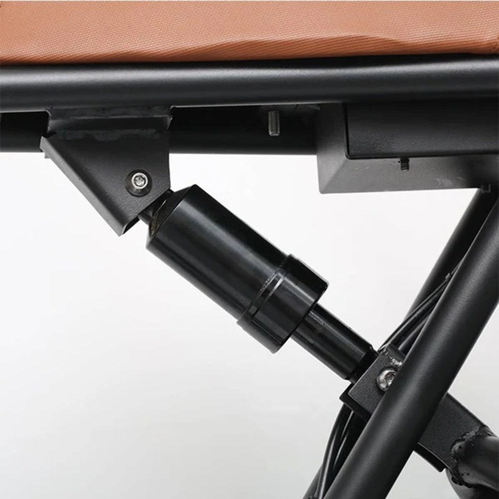 Primer plano del mecanismo de bisagra de una silla plegable. Componentes metálicos negros y un asiento marrón.