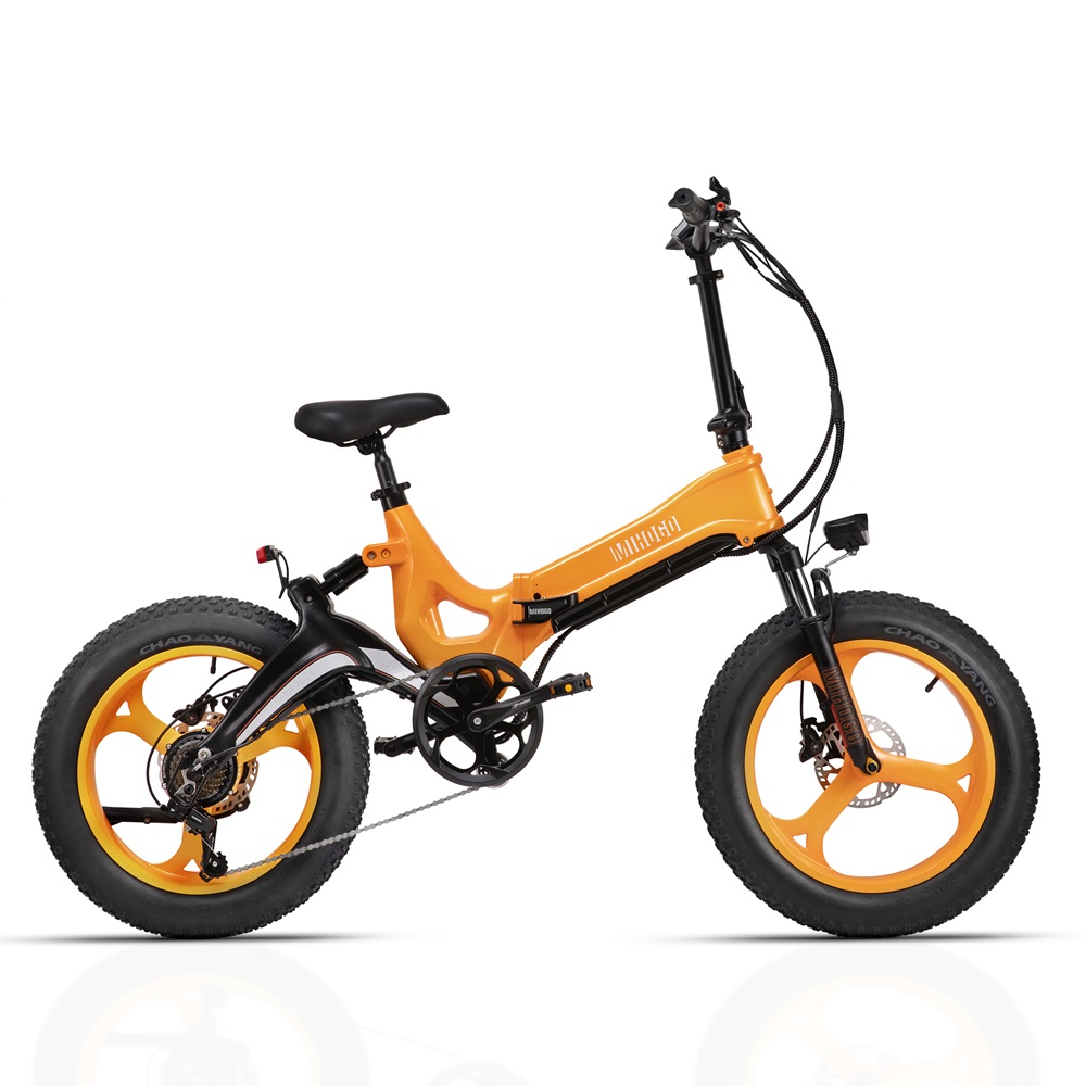 Oranges E-Bike auf Weiß. Mit Fatbike-Reifen und schwarzem Rahmen.