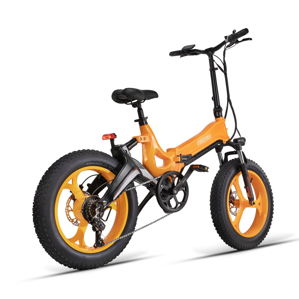 Oranges Klapprad, Dreiviertelansicht, vor weißem Hintergrund, mit schwarzem Sitz und Reifen.