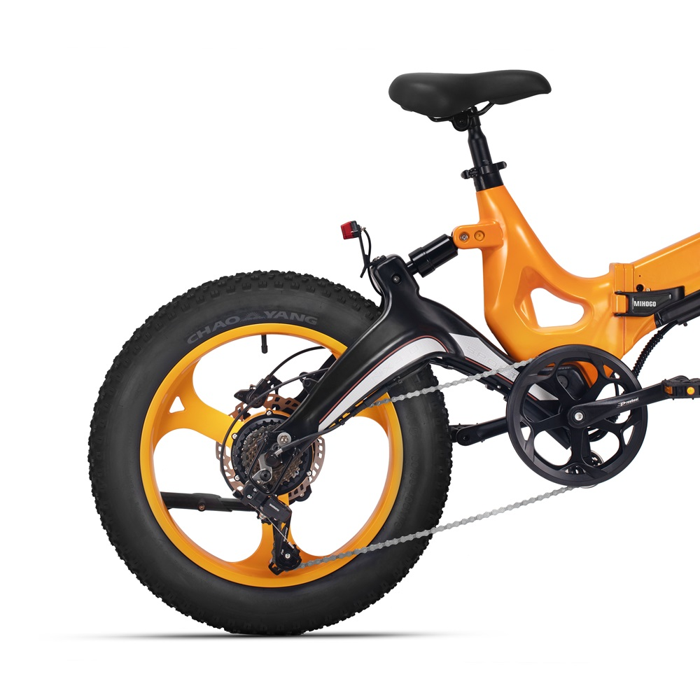 Detail des orangenen E-Bikes. Zeigt Hinterrad, schwarzen Rahmen und Gänge.