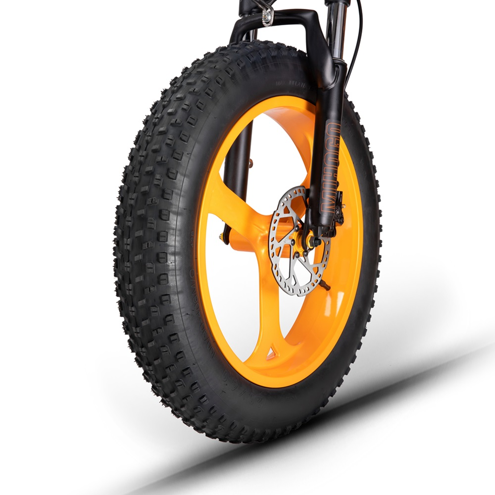 Vorderansicht eines orangenen Fahrradrads mit schwarzem Reifen und Scheibenbremse, vor weißem Hintergrund.