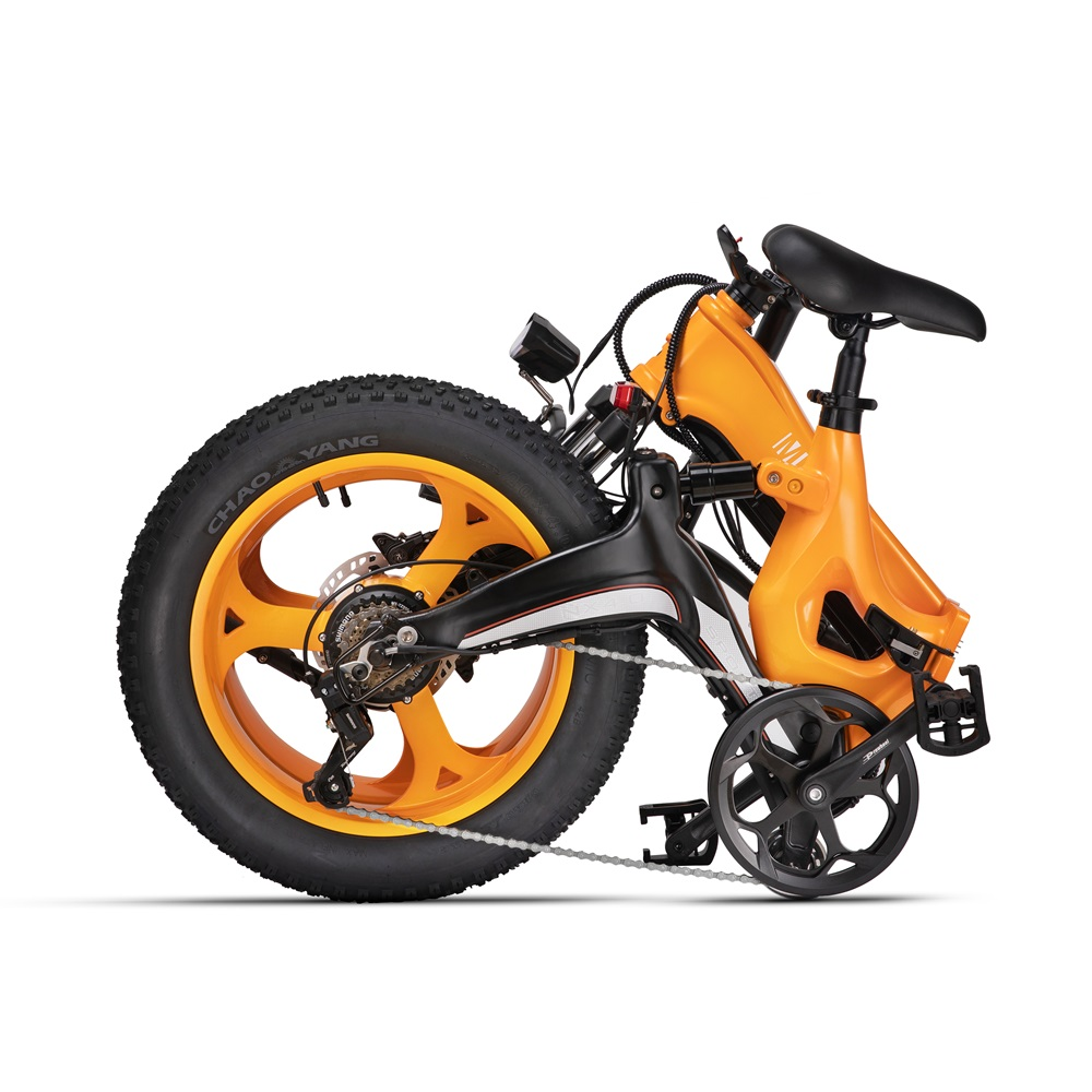 Oranges Klapprad zusammengeklappt, zeigt Rad, Kette und schwarzen Rahmen, vor weißem Hintergrund.