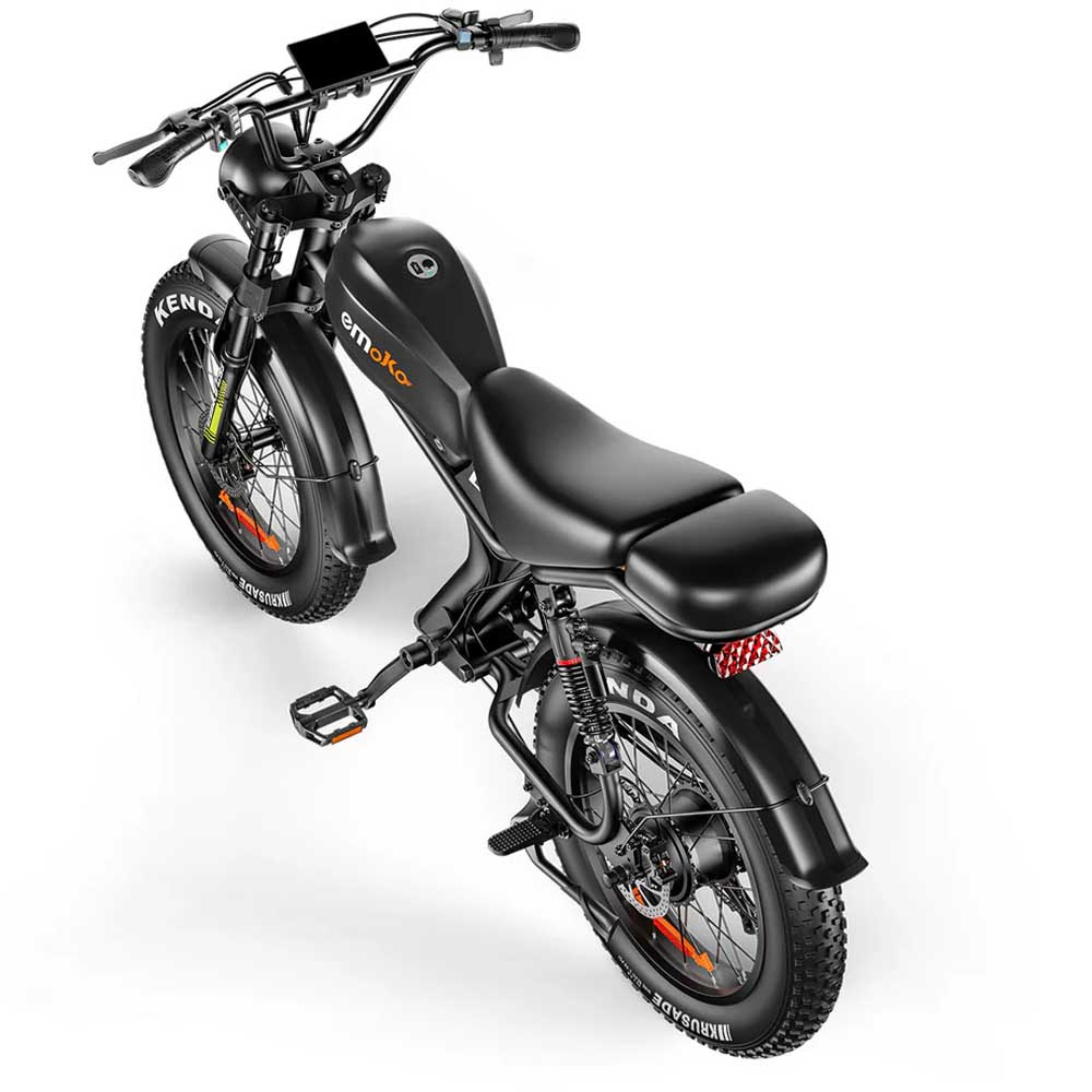 Bicicleta eléctrica negra con neumáticos anchos, asiento negro y faro, sobre fondo blanco.