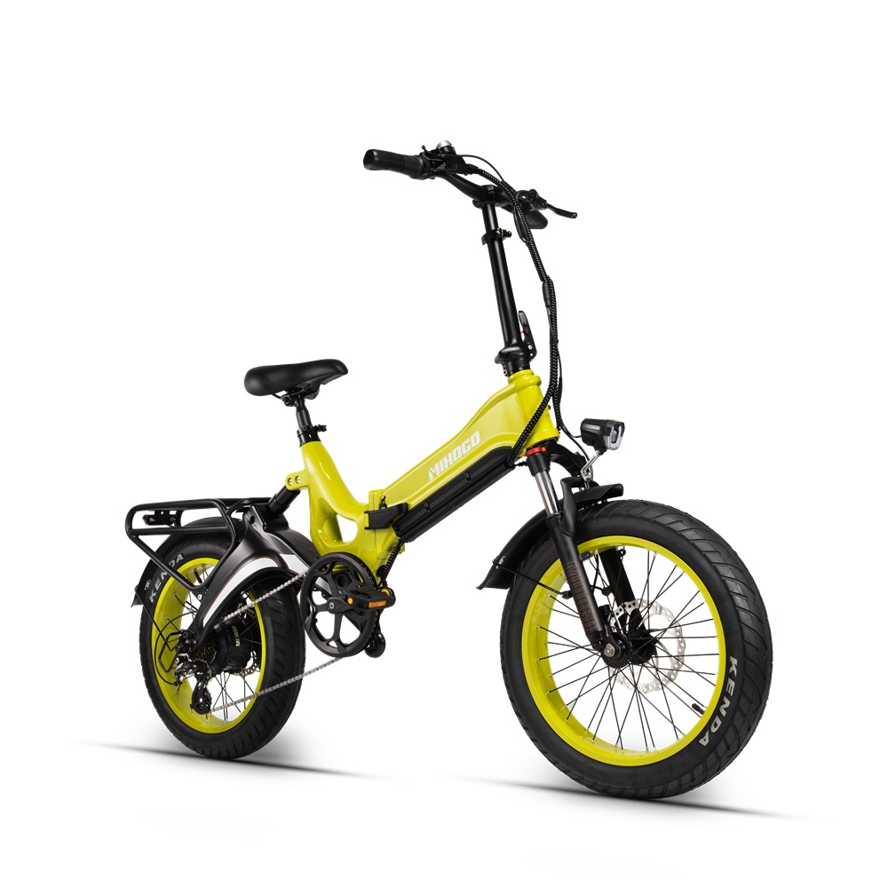 Ein gelb-schwarzes faltbares Elektrofahrrad auf weißem Hintergrund. Es hat breite Reifen und einen schwarzen Sitz.