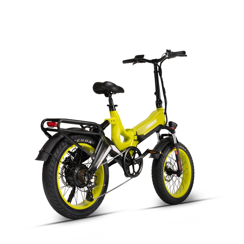 Ein gelb-schwarzes Elektrofahrrad auf weißem Hintergrund. Es hat breite Reifen und einen schwarzen Sitz.