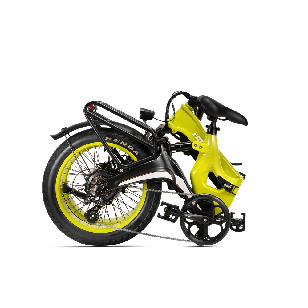 Ein zusammengeklapptes gelb-schwarzes Elektrofahrrad. Es hat breite Reifen und einen schwarzen Sitz. Das Fahrrad ist zusammengeklappt.