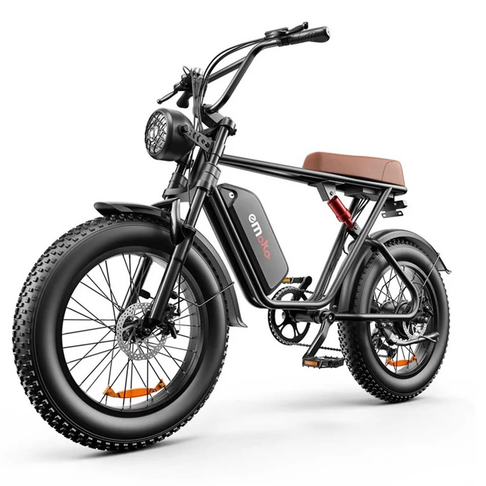 Bicicleta eléctrica negra con asiento marrón, faro y neumáticos anchos. Logotipo 'emoko'.