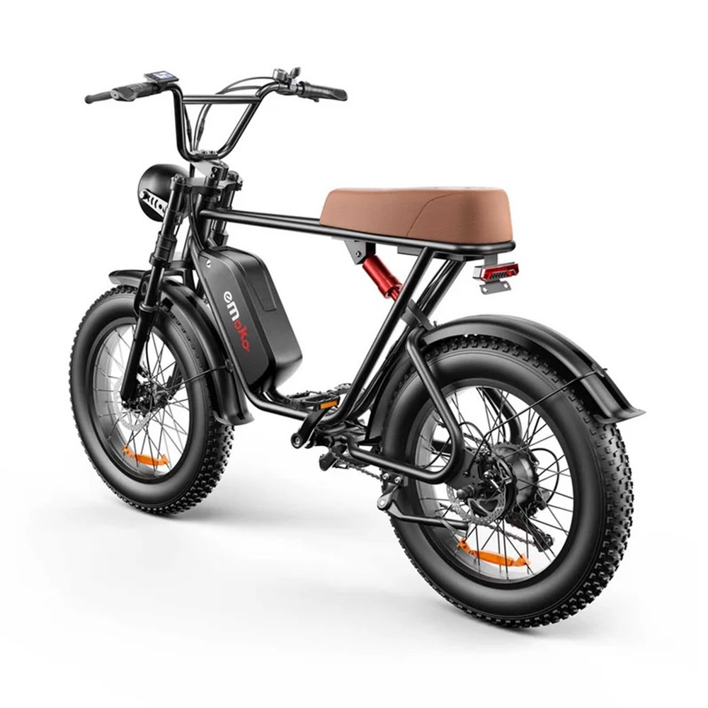 E-bike negro con asiento marrón, vista trasera, aislado en blanco. Faro y neumáticos anchos.