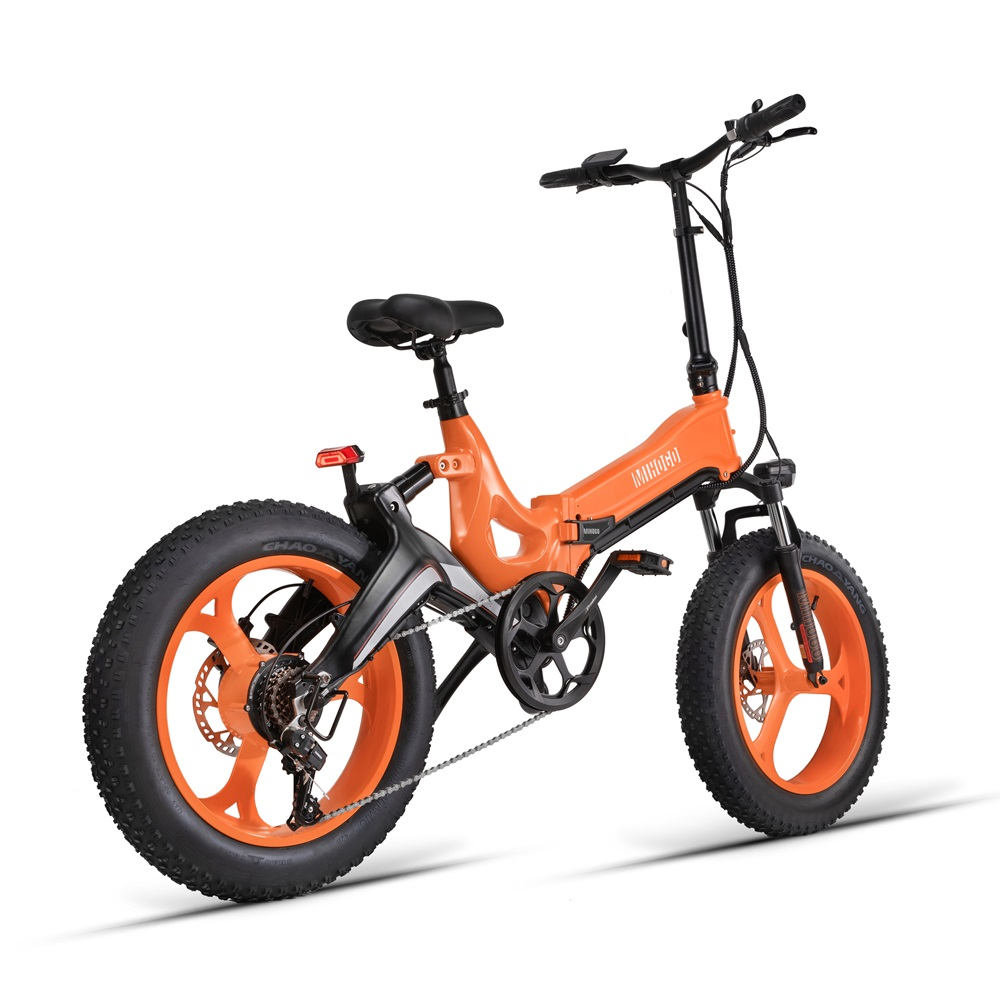 Oranges Elektrofahrrad mit schwarzen Akzenten. Schwarzer Sitz, Reifen und Komponenten. Studioaufnahme.