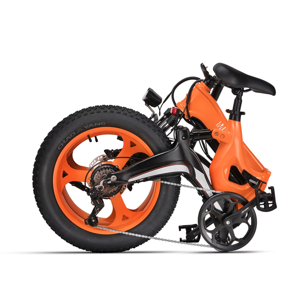 Gefaltetes orangefarbenes Elektrofahrrad, schwarze Details, große Reifen, vor weißem Hintergrund.