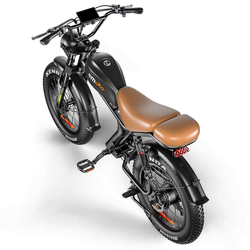 E-bike negra con asiento marrón, sobre fondo blanco.