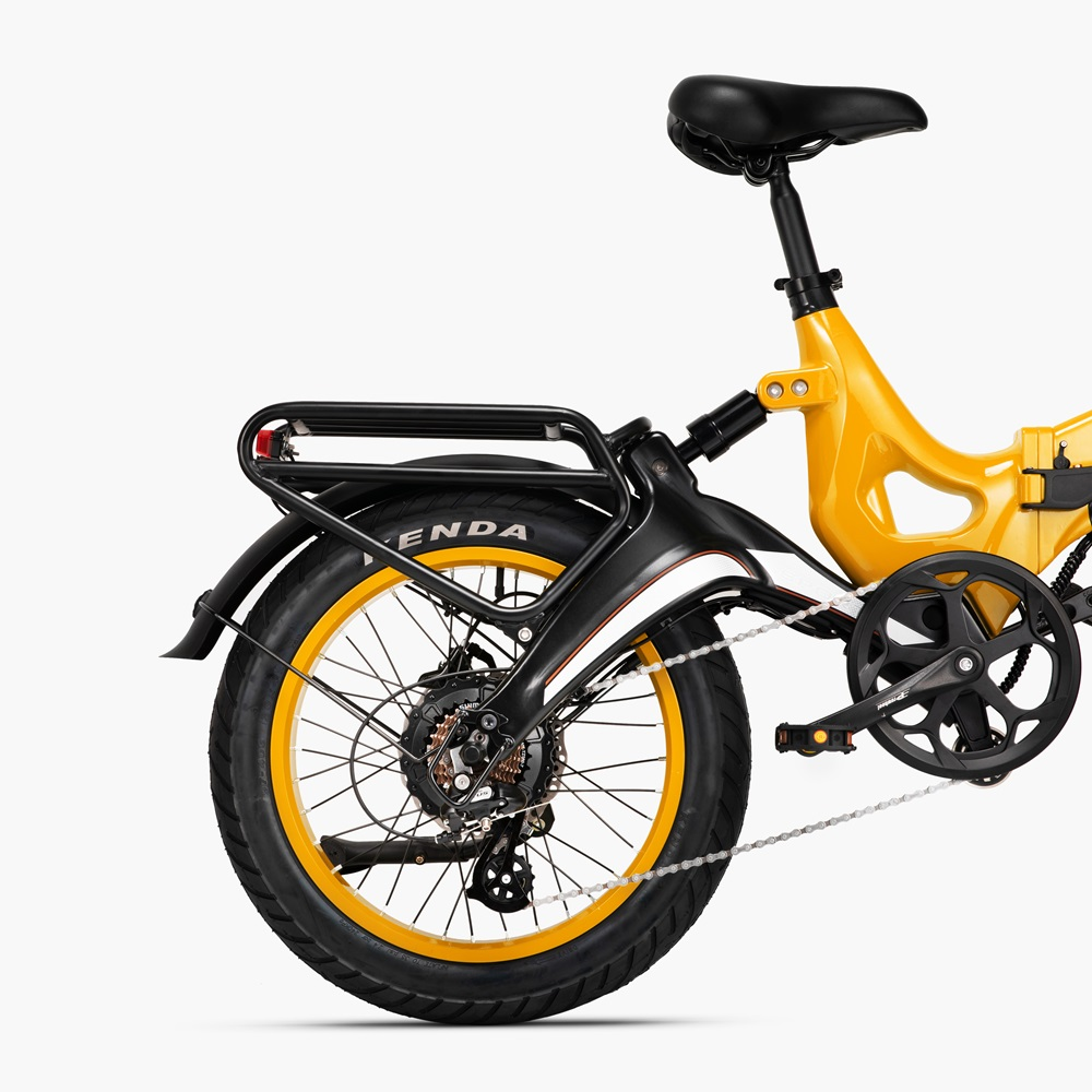 Gelbes E-Bike, schwarzer Gepäckträger, gelbe Felgen, schwarzer Reifen vor weißem Hintergrund.