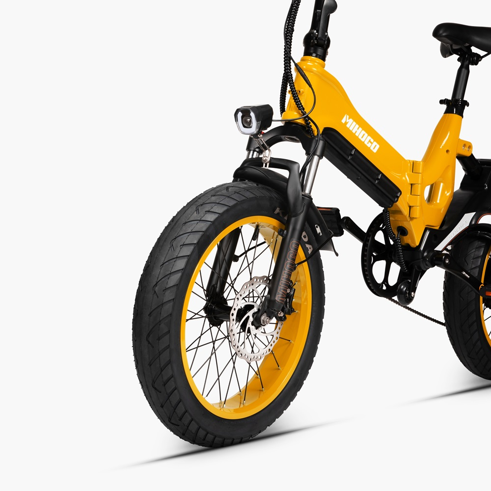 Ein gelbes E-Bike mit Scheinwerfer und schwarzen Reifen, vor weißem Hintergrund.