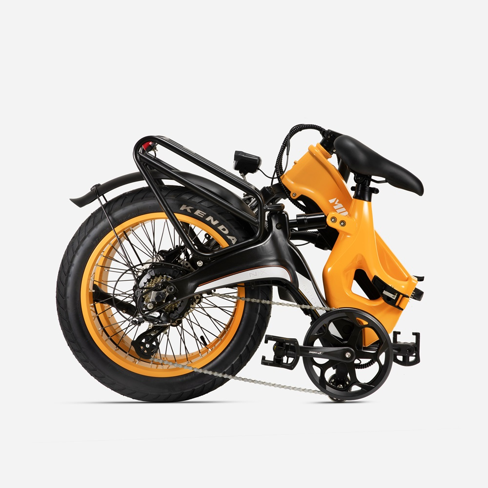 Gelb-schwarzes zusammengeklapptes Elektrofahrrad. Zeigt Kenda-Reifen, Gepäckträger, Sitz und Pedale. Das Fahrrad ist orange.