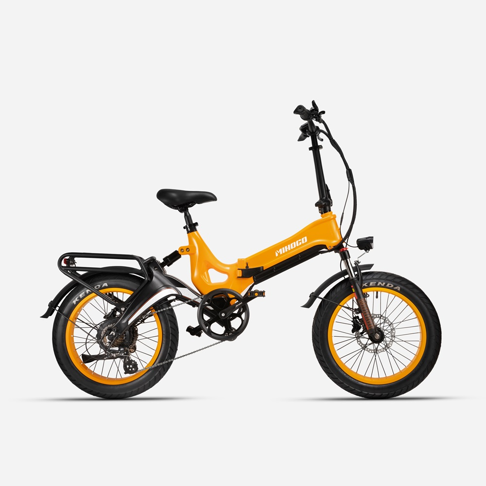 Ein orangefarbenes E-Bike mit Gepäckträger und schwarzen Reifen, vor weißem Hintergrund.