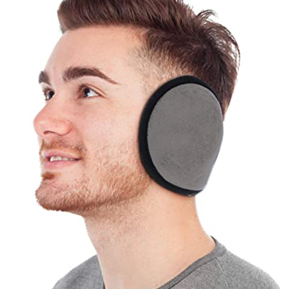 Mann trägt graue Ohrenschützer. Der Mann hat kurze braune Haare und ein graues Hemd. Der Hintergrund ist weiß.