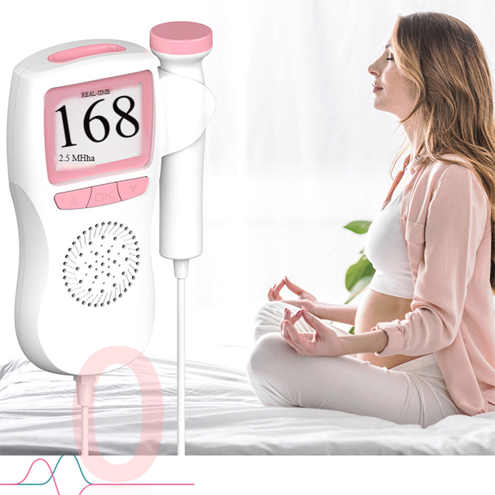 Schwangere Frau mit fetaler Doppler. Das Display zeigt 168 bpm. Der Hintergrund ist eine verschwommene Szene.