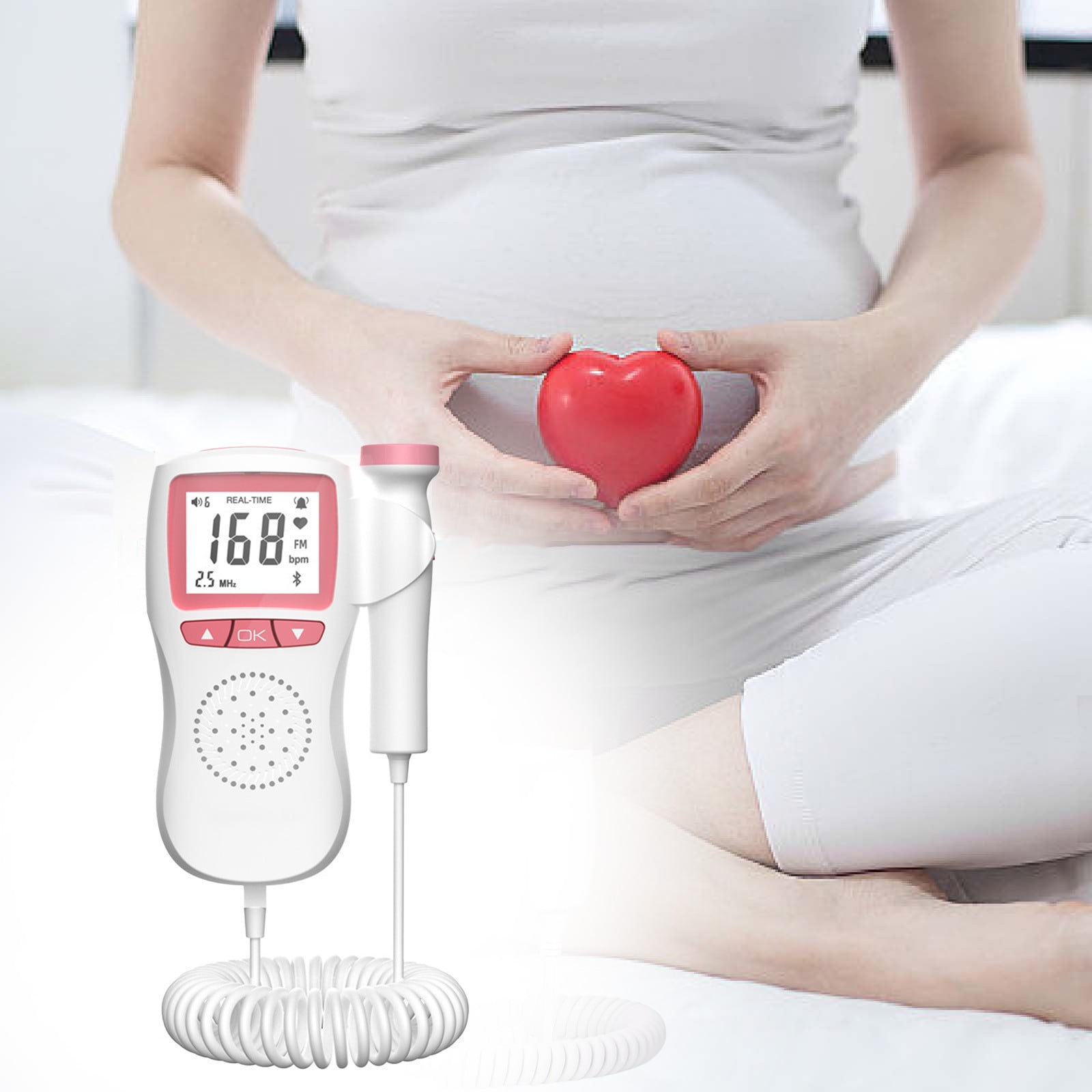 Schwangere Frau mit einem fetalen Dopplergerät und einem roten Herzen. Das Gerät zeigt eine Herzfrequenz von 168 bpm an.