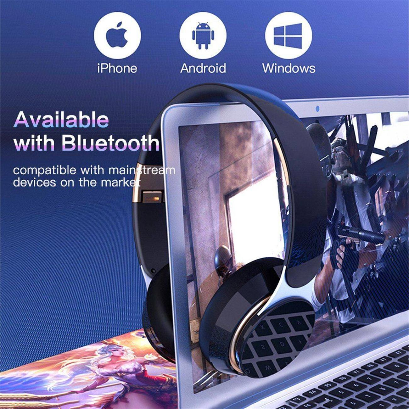 Kopfhörer auf einem Laptop mit den Logos von Apple, Android und Windows. Der Hintergrund ist eine verschwommene Szene.