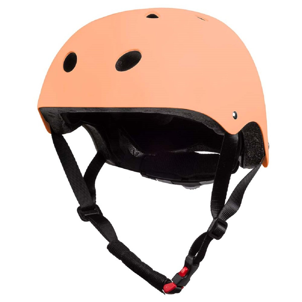 Ein pfirsichfarbener Helm mit drei Belüftungslöchern und schwarzen Riemen. Der Helm ist leicht nach oben abgewinkelt.