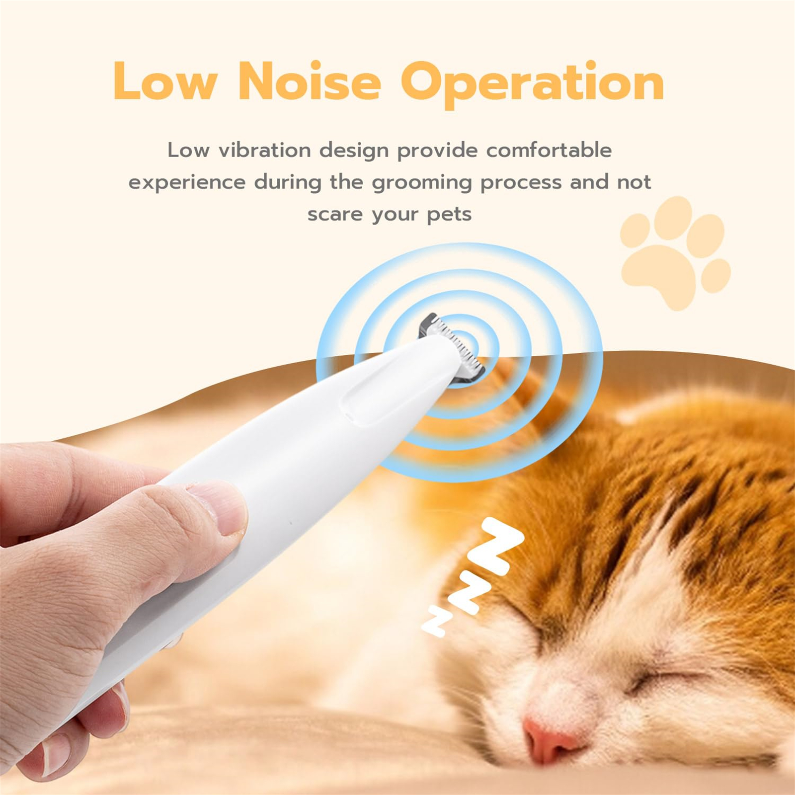 Eine Hand hält ein weißes Haustierpflegegerät, in der Nähe einer schlafenden orangefarbenen Katze mit dem Wort 'ZZZ' darüber.