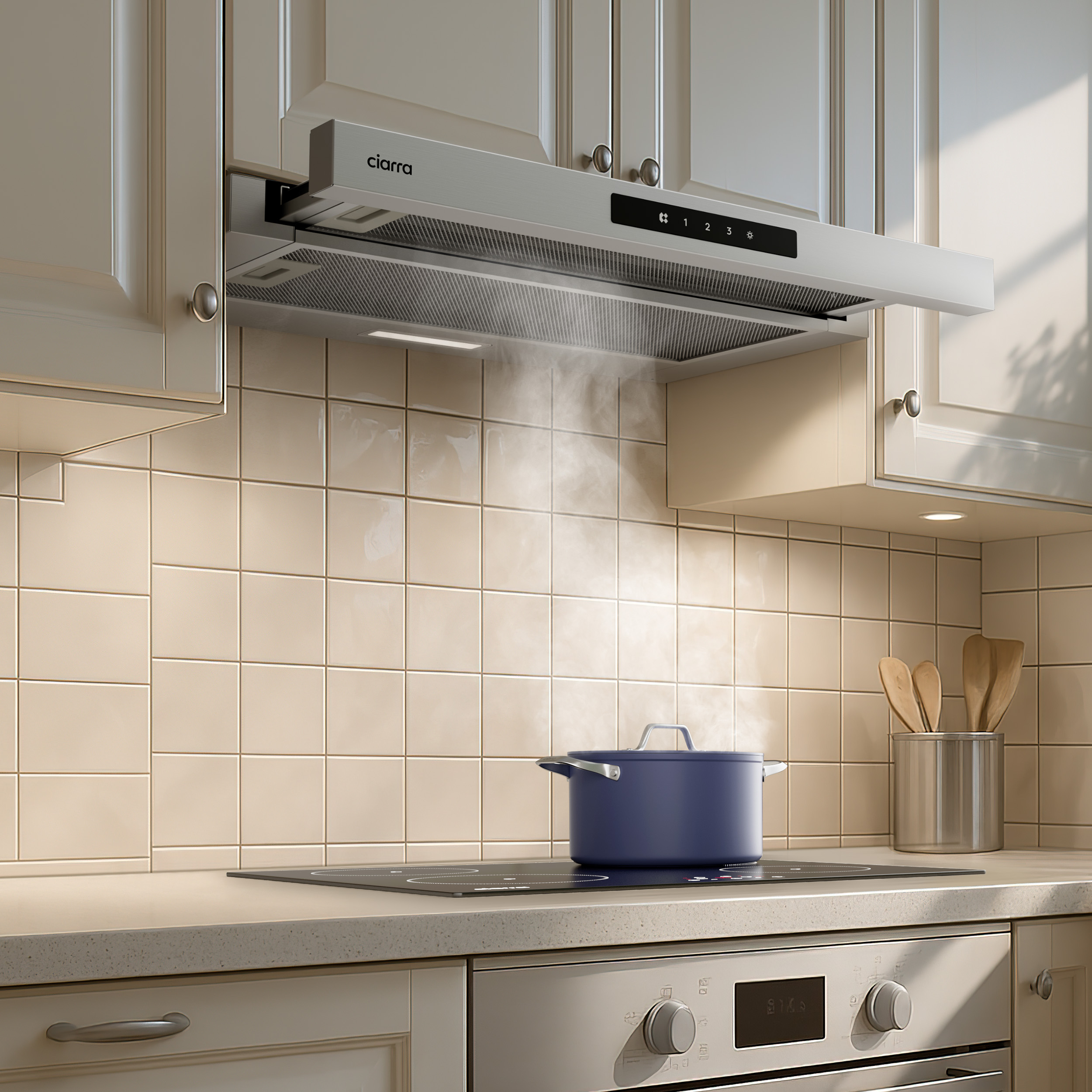 Keuken scène. Afzuigkap boven een fornuis met een blauwe pot. Kasten en tegels zijn zichtbaar.